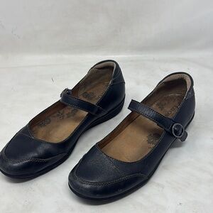 Taos Footwear Navy Blue Flats with Classic Design